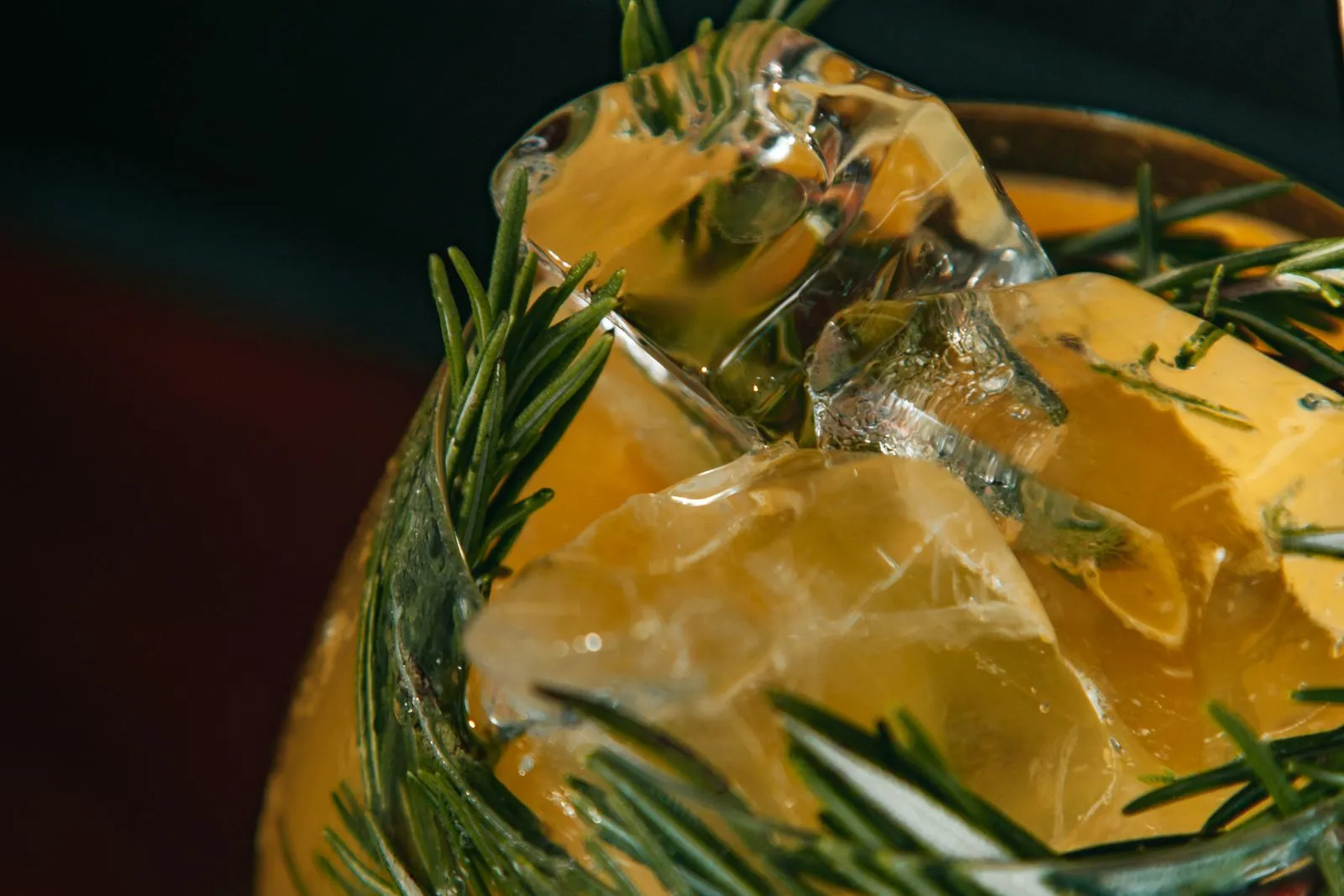 How Seasonal Ingredients Shape a Cocktail Menu